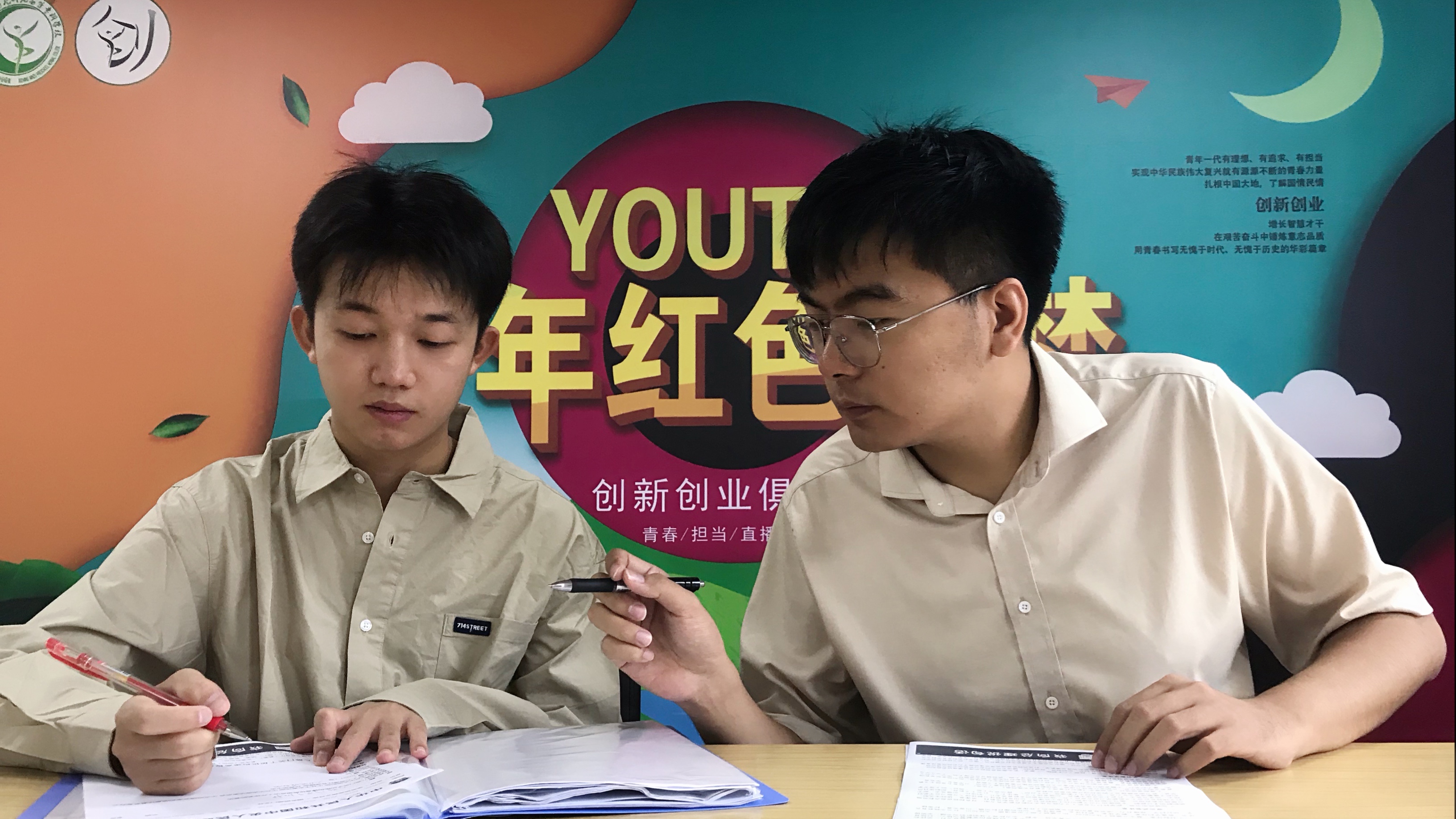 颜晗（左一）备赛“互联网+”大学生创新创业大赛.jpg